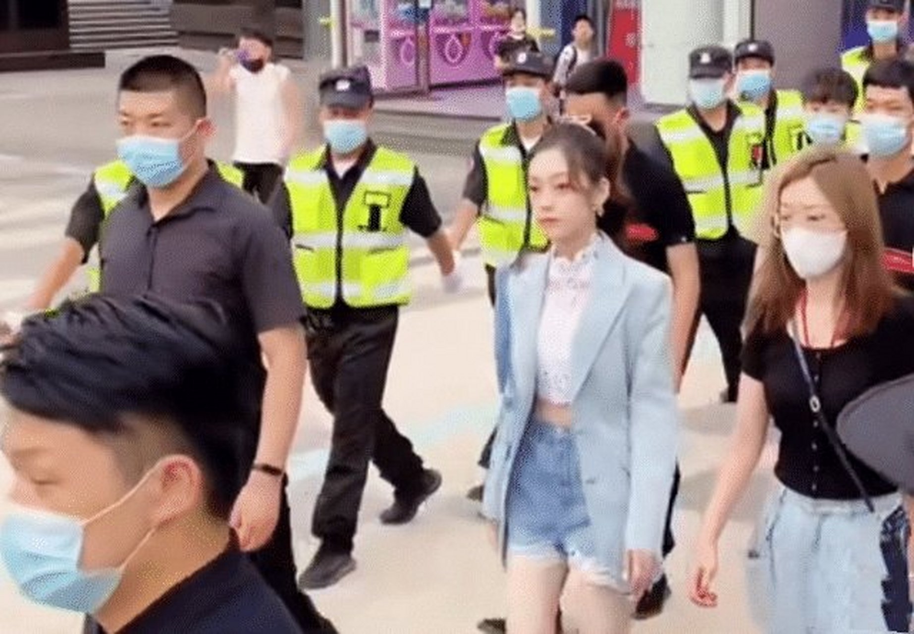 十八线女星出门,这排场有些大!