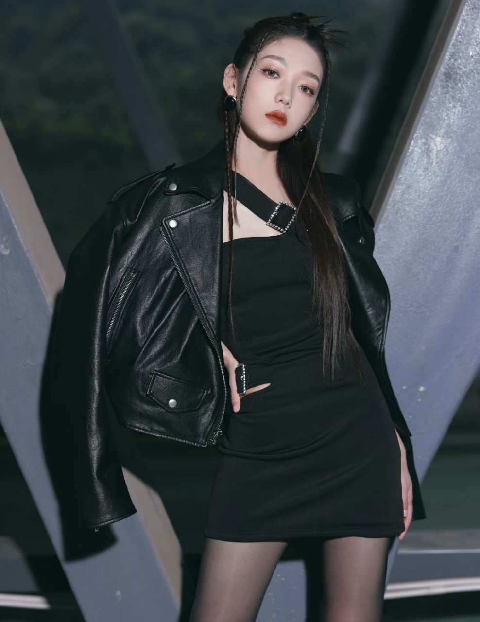 希林娜依高# 香艳迷人的暗夜玫瑰,香肩玉背,美腿玉足,甜美酷辣,性感