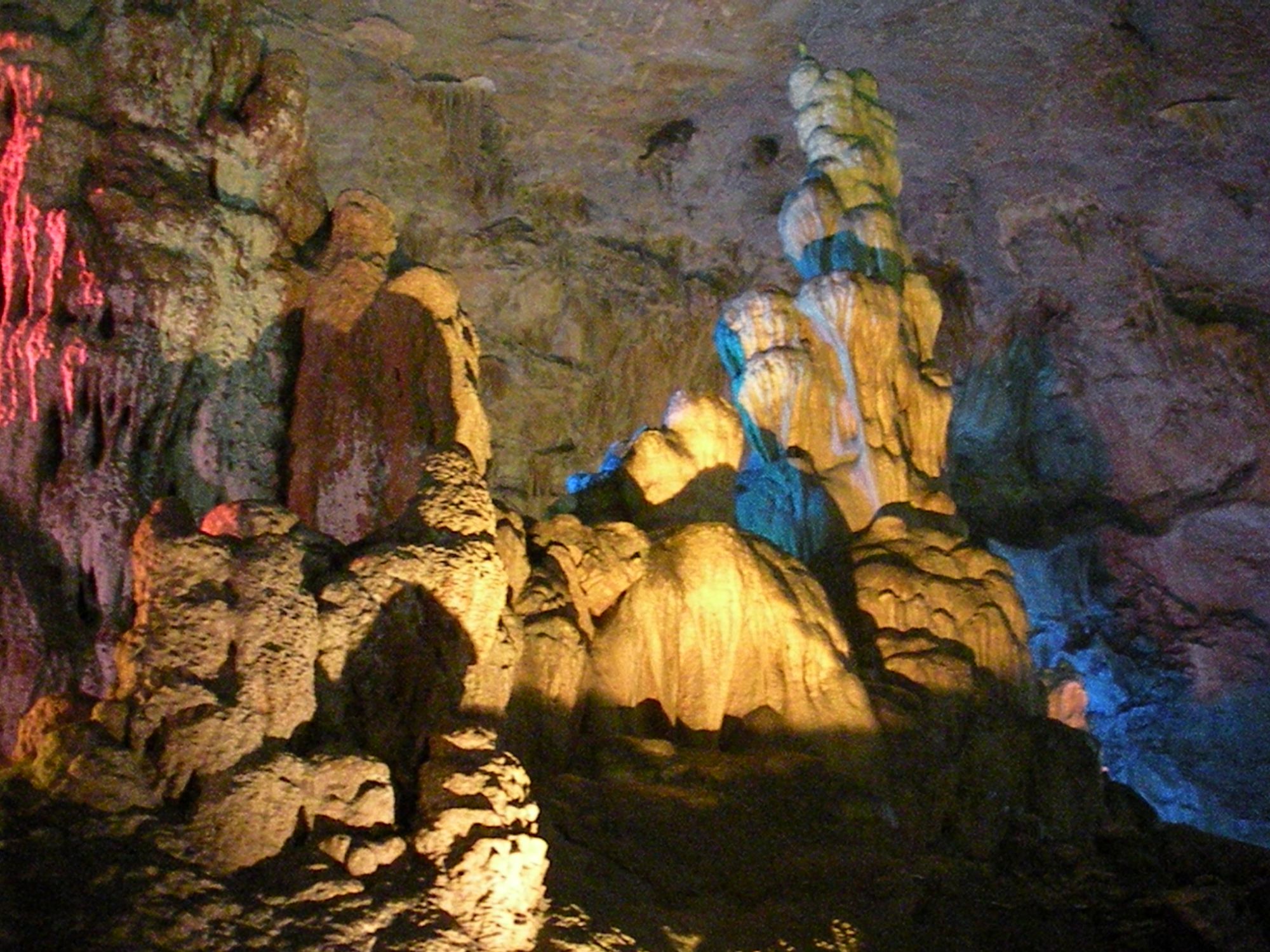 浙江兰溪,有一条地下长河,里面的钟乳石千姿百态,非常漂亮