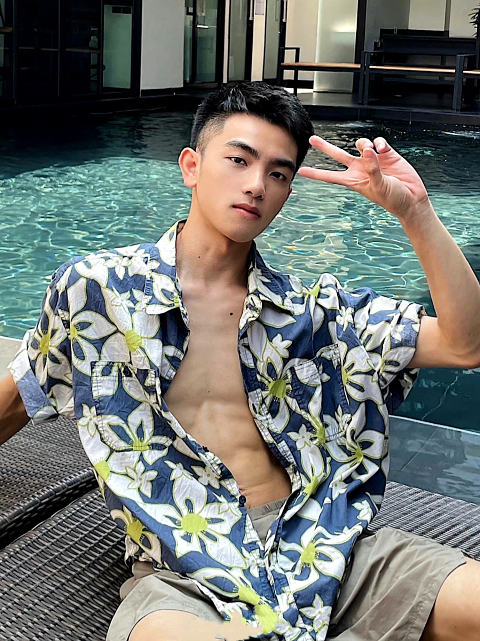 就是爱穿花衬衣#腹肌# #穿搭