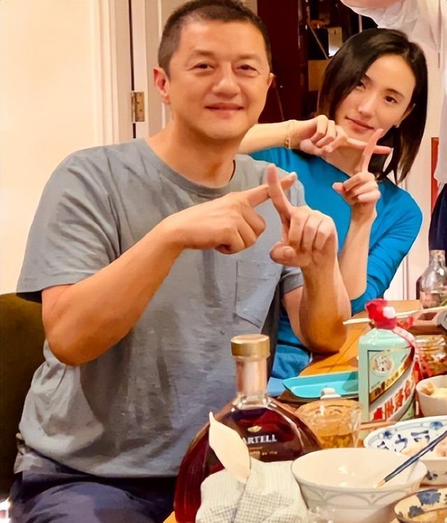 李亚鹏跟导演饶晓志聚餐,老婆海哈金喜罕露面,身材纤细像少女