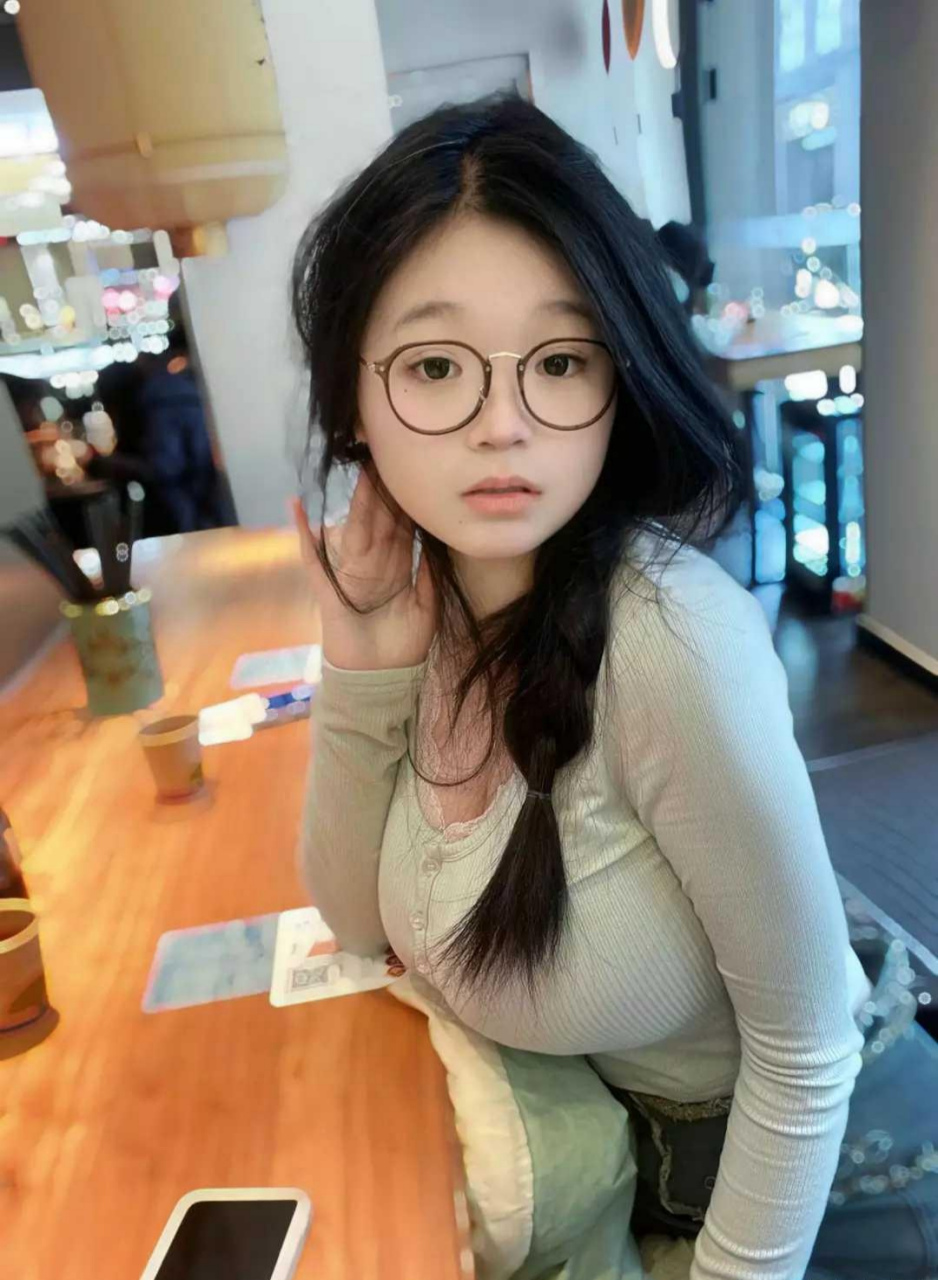 戴眼镜的女孩,显得很文静,也很可爱