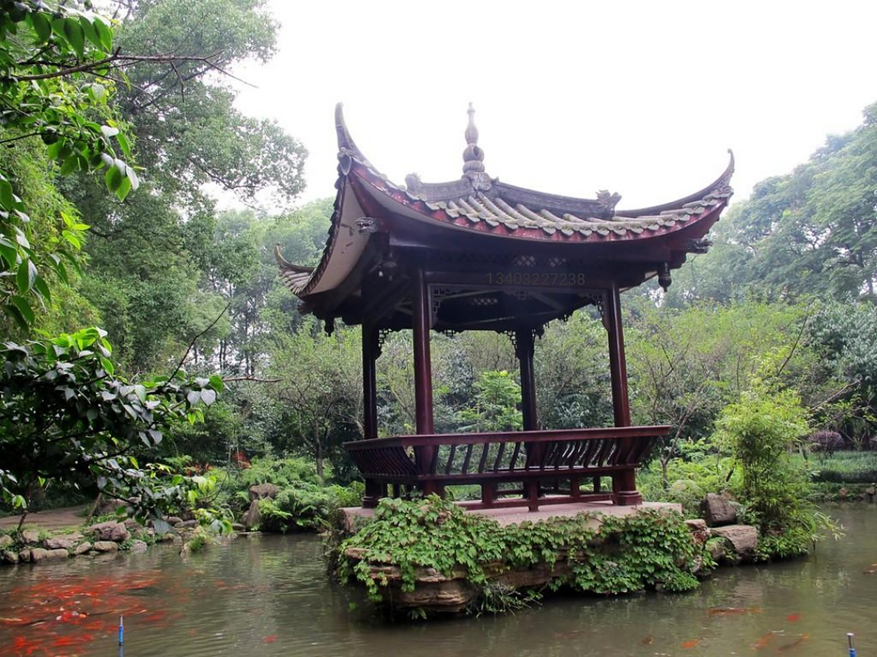 在众多类型的亭中,方亭最常见,它简单大方,圆亭更秀丽,但额坊挂落和亭