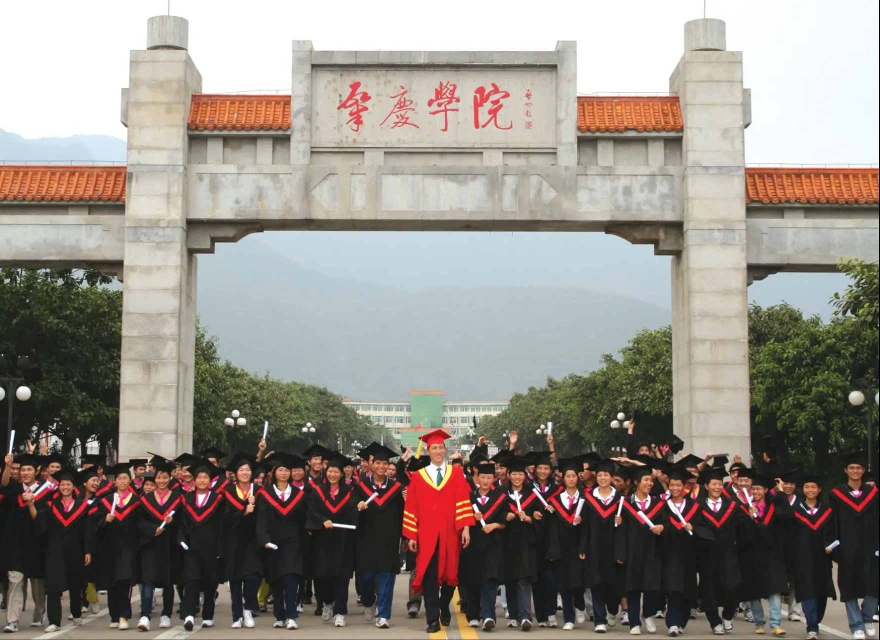 肇庆学院2022年录取了5569名广东新生,录取人数排名前五的中学为