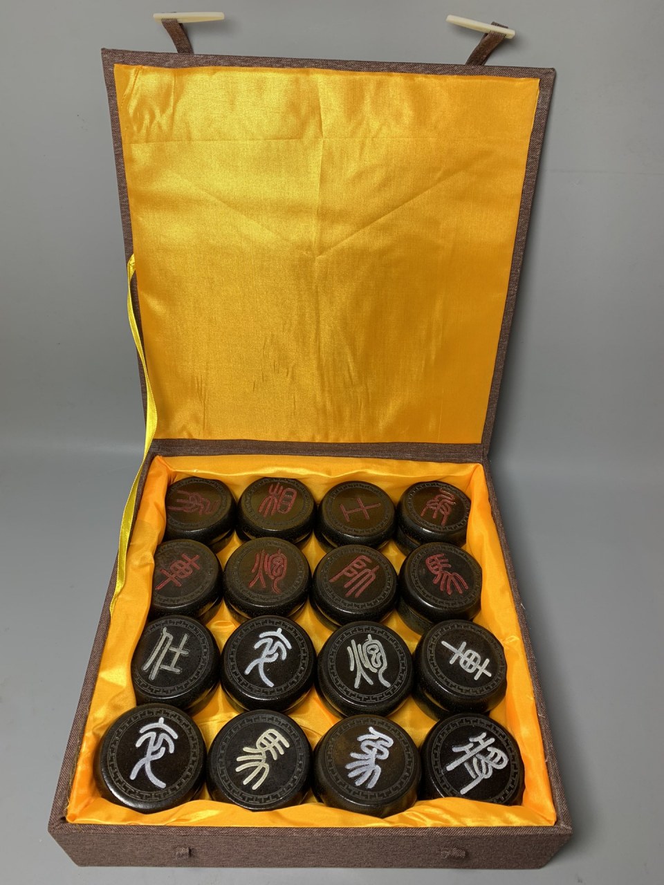 旧藏老xi牛角象棋,雕工精细,色泽饱满,牛毛纹路,鱼子纹清晰