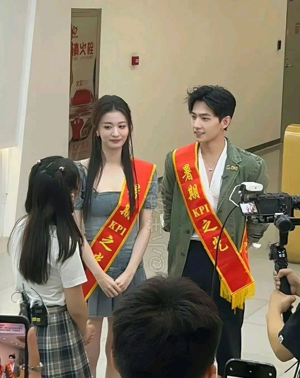 杨洋和王楚然的同框,竟然有种新郎新娘在门口迎宾的感觉.