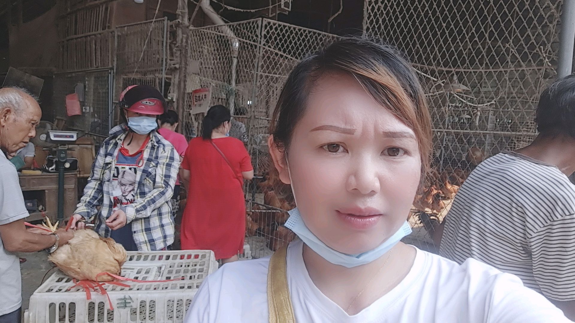 实拍玉林畜牧市场过节实况,过来买鸡过节的人也挺多,一起去看看