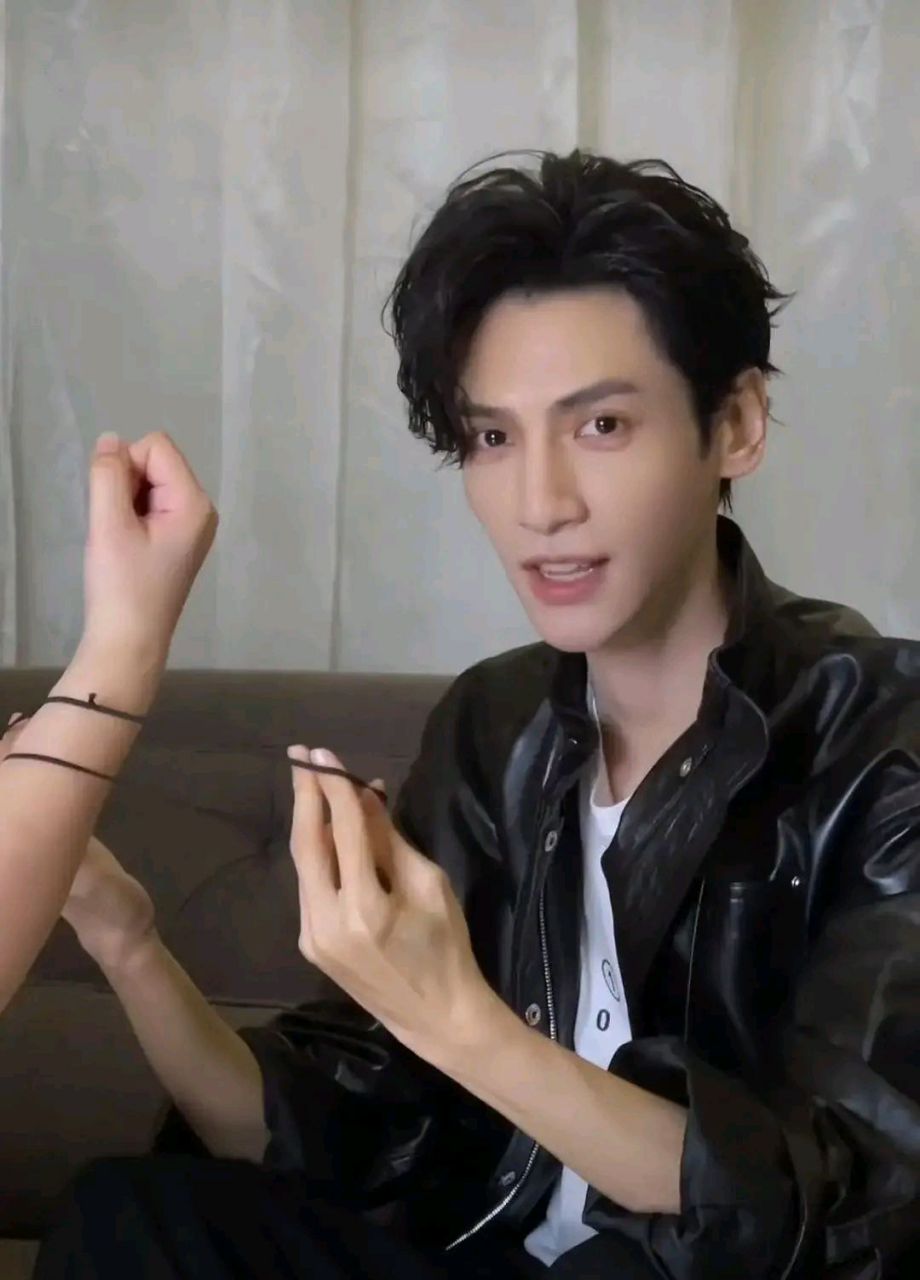 罗云熙出镜拍日常视频,在空调房穿上皮衣外套了,加上卷发看起来特别