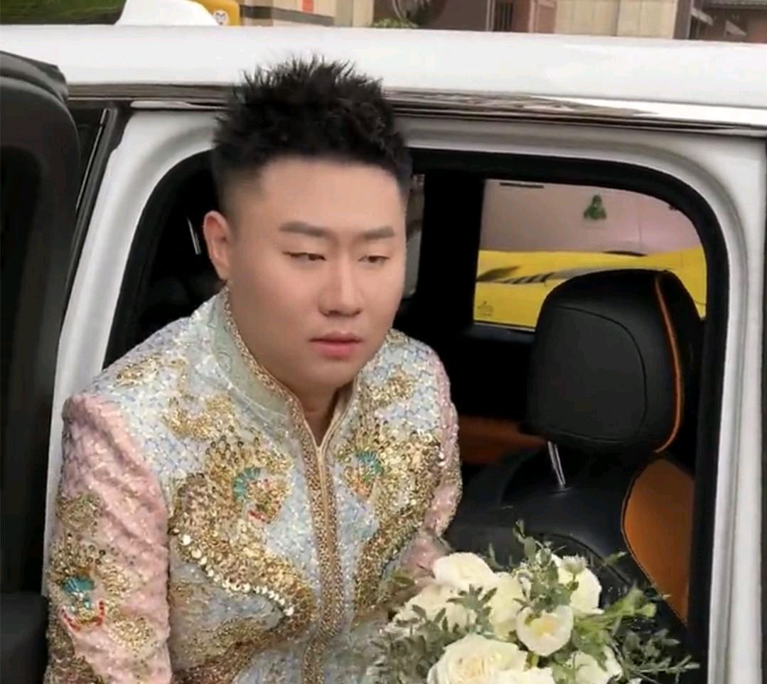 恭喜!204斤网红"大萌"结婚太隆重,老公身高一米九直升飞机接亲