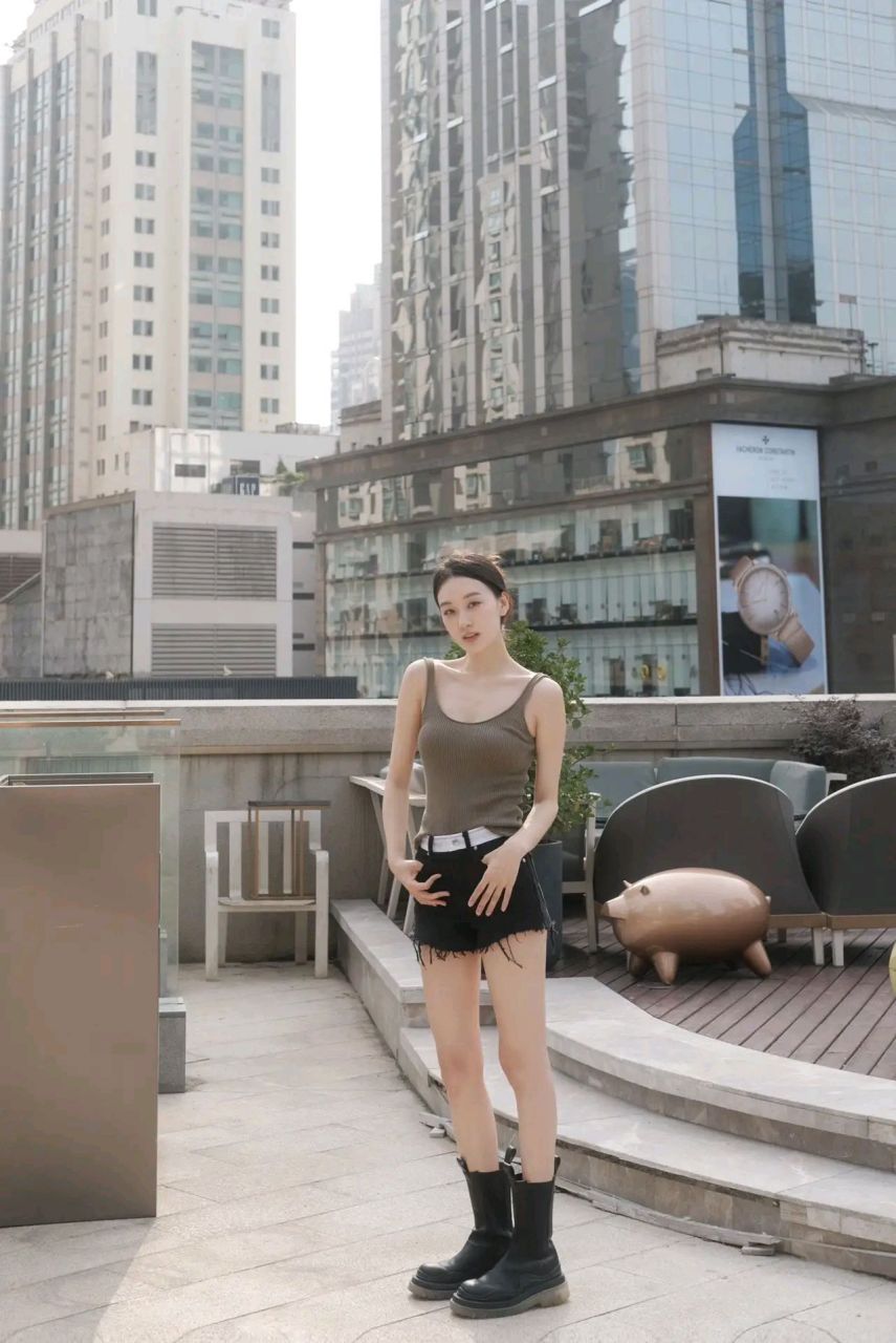 98看到马梦嘉这套搭配,我仿佛感受到了高冷又狂野的气息.