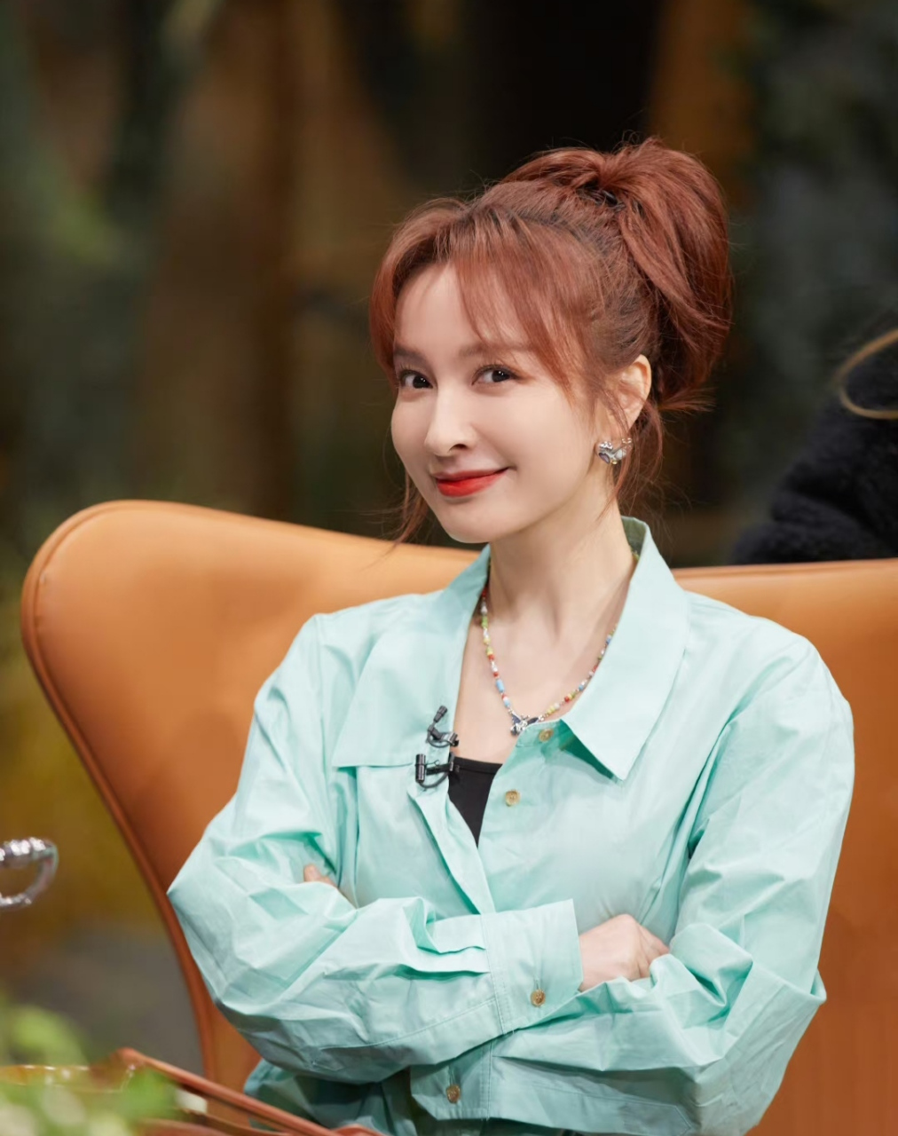 吴昕在《大侦探》录制现场模样俏皮,四十多岁了还像年轻小姑娘一样扮