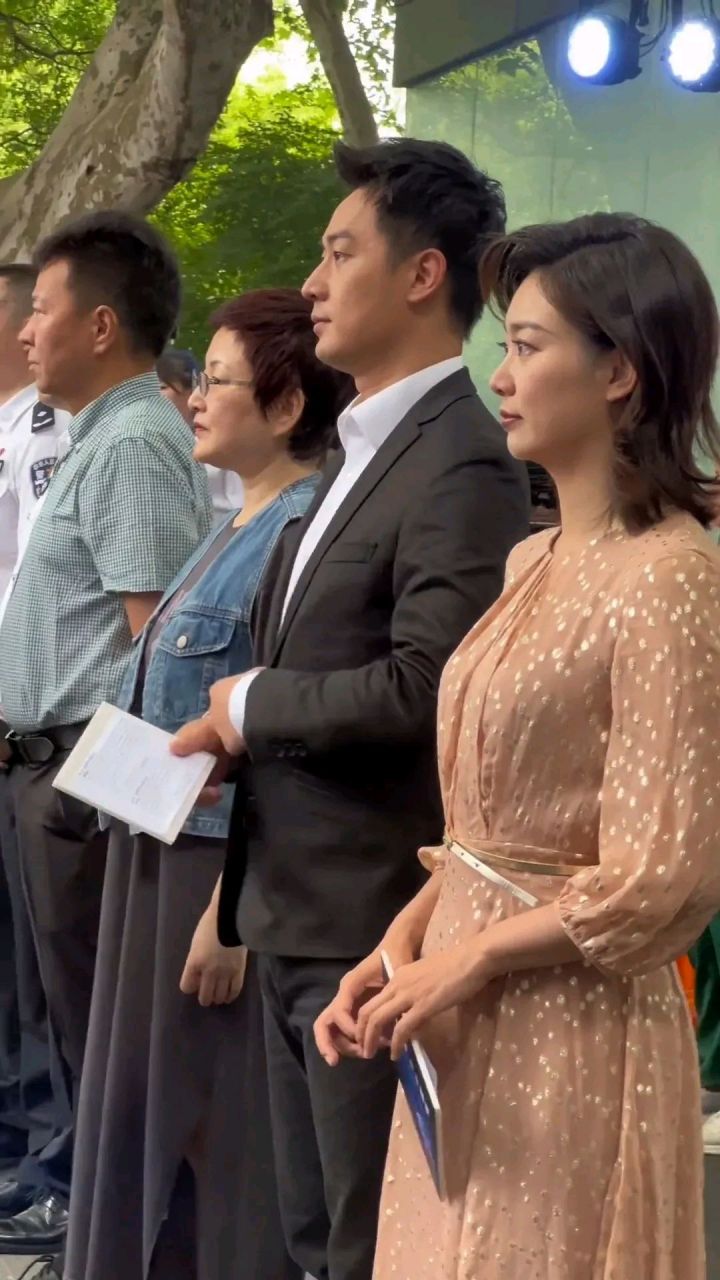 舒冬身姿挺拔,帅气潇洒,比整个一排人都高出一截.