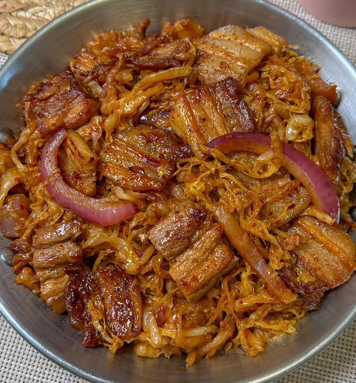 东北人太会吃了!酸菜烤五花肉,越吃越上头!