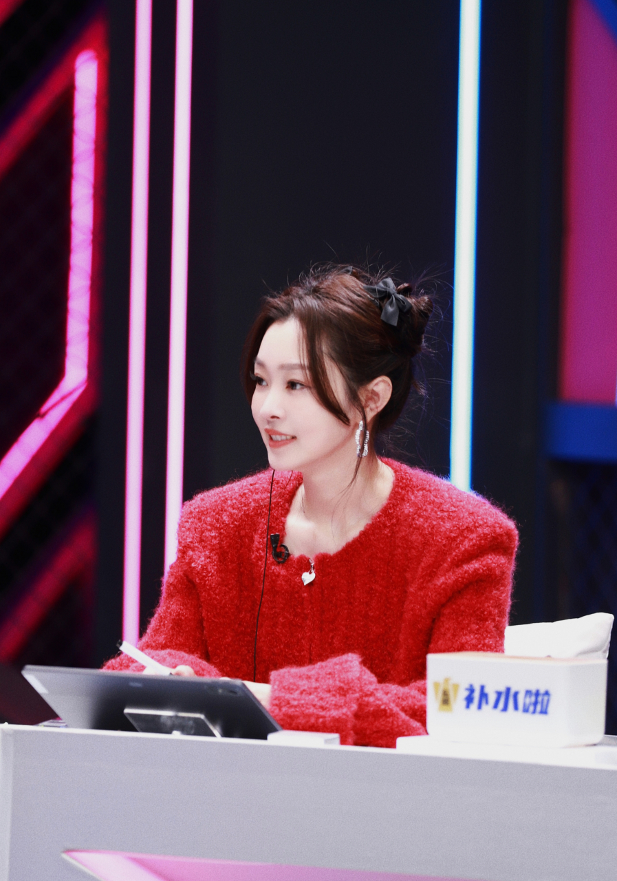 宋轶穿红色真好看,温柔甜美,娇俏可人,简直太美了!