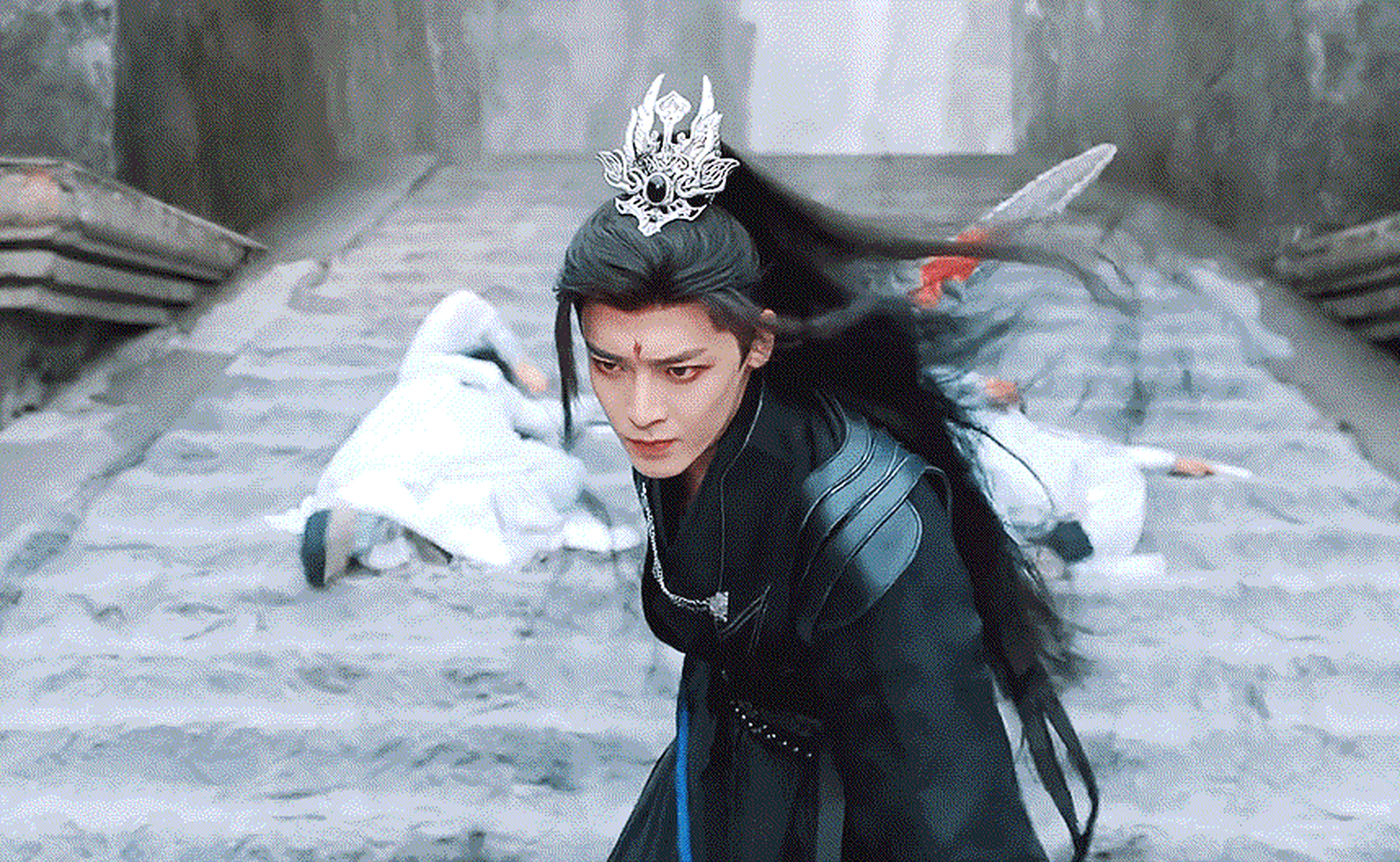 不光动作相似连眼神都如此相似,给人一种睥睨天下俯瞰众生的感觉