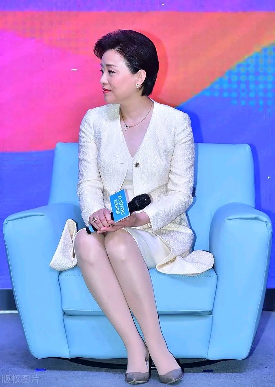 杨澜在沈阳出席活动,她这次搭配的很漂亮,看上去也超有明星魅力,真的