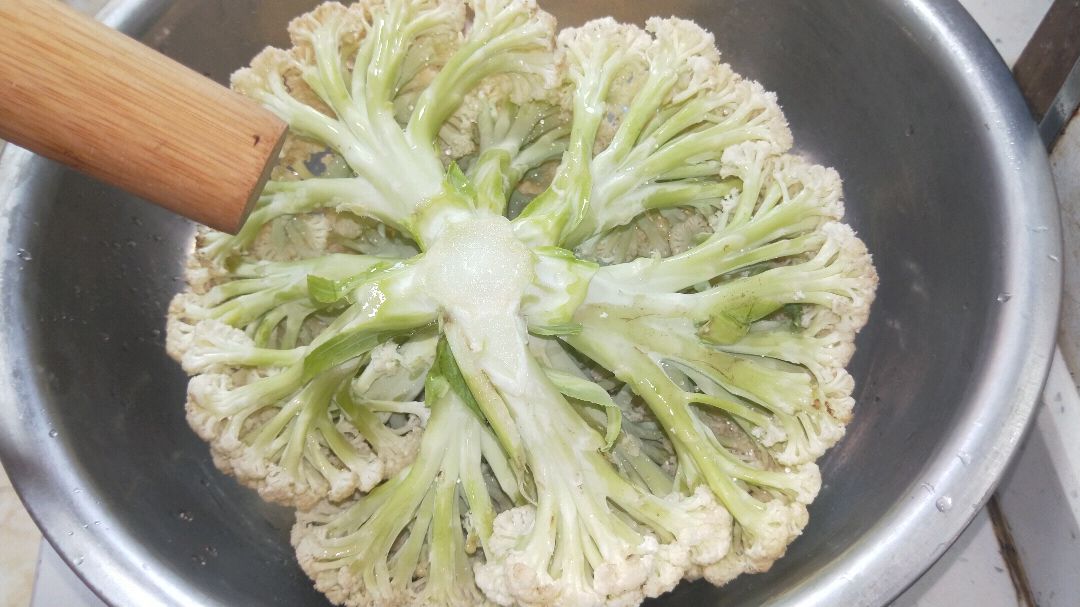 大厨教你炒花菜,不焯水不用直接下锅炒的方法,这样做清脆营养