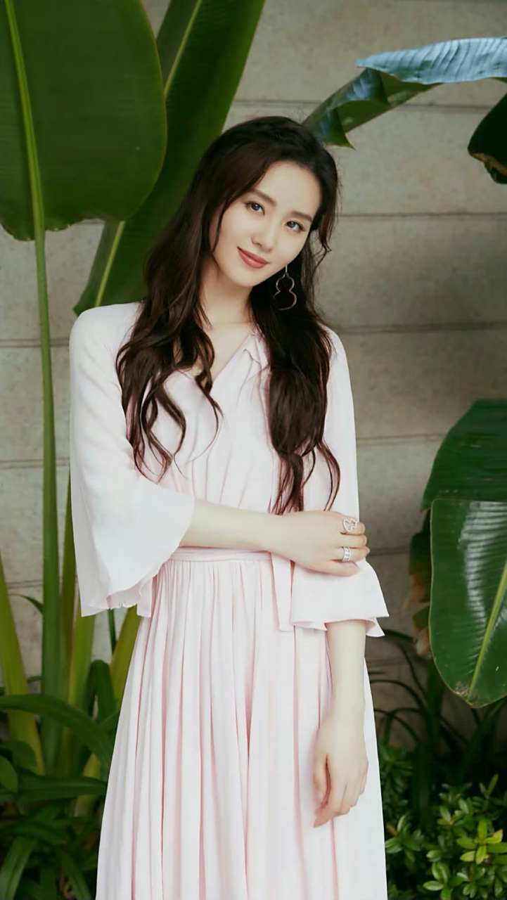 刘诗诗# 雪肤玉貌的容颜,清纯唯美,婀娜多姿的身材,前凸后翘,性感