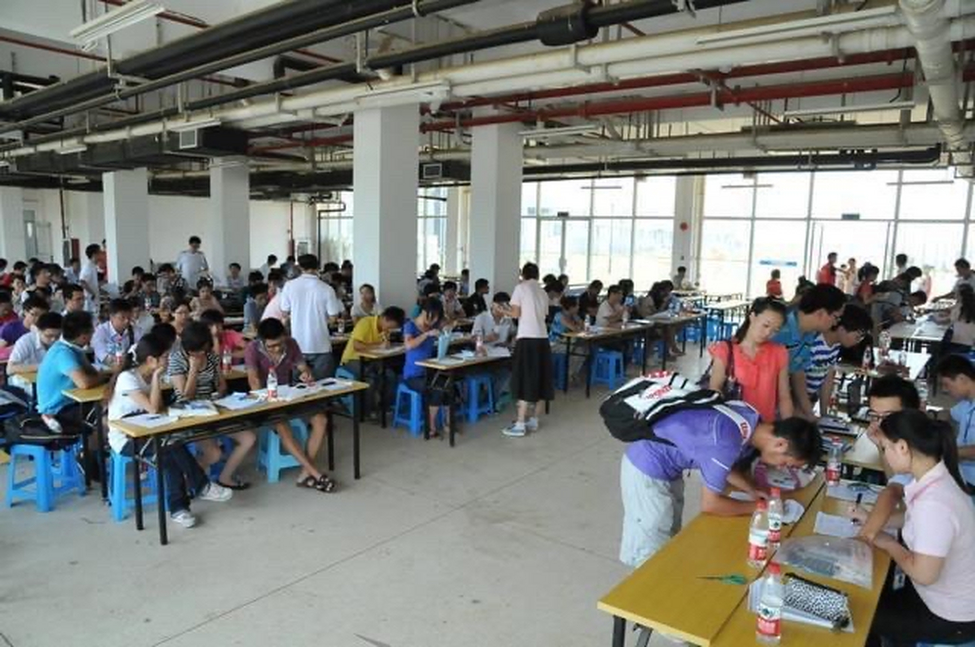 近日网上都在报道"大学生暑假涌入工厂流水线,月入五六钱目标赚一台