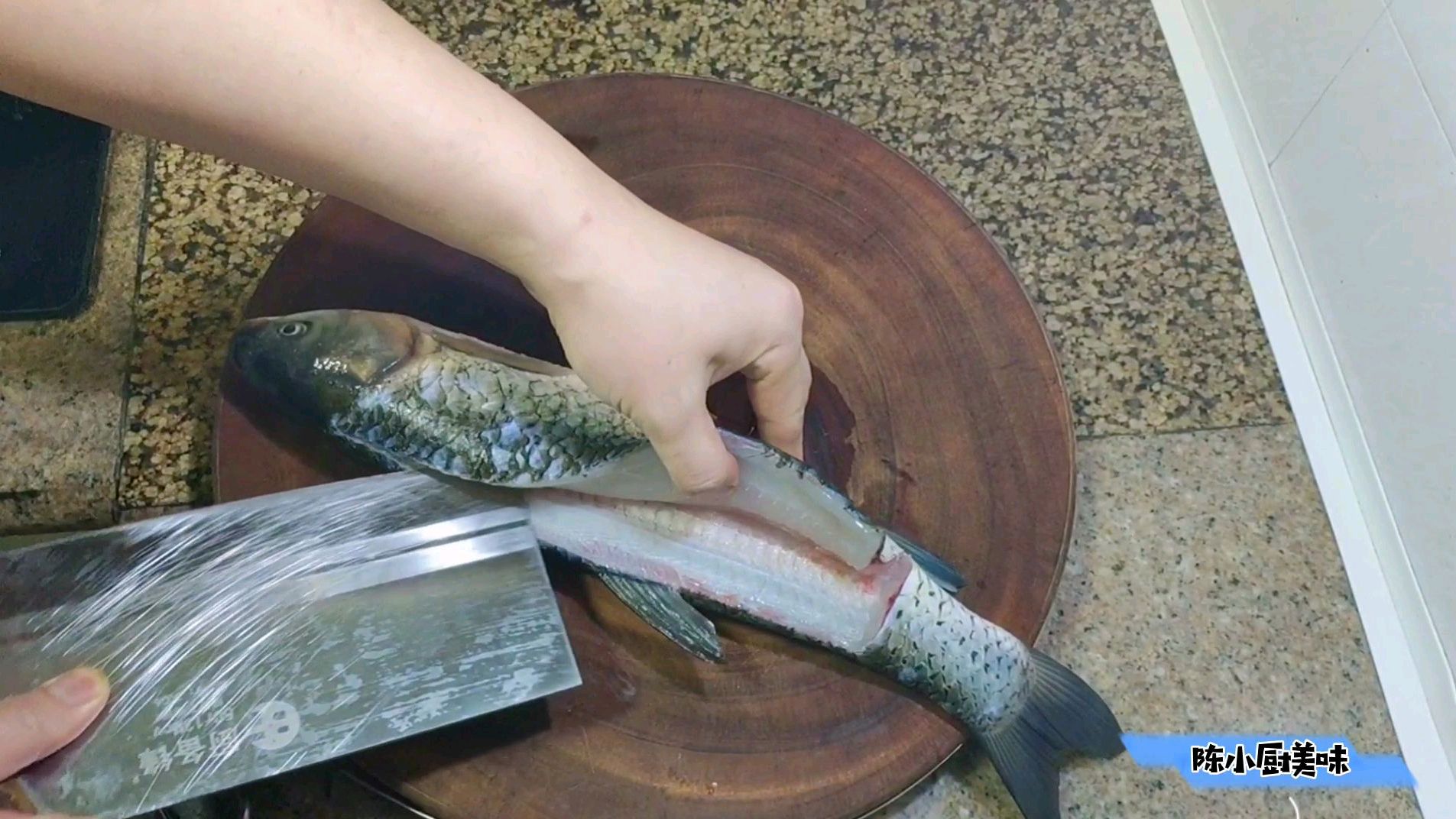 大厨教你草鱼去刺,一根小刺都不剩,怎么做都好吃,小孩能放心吃