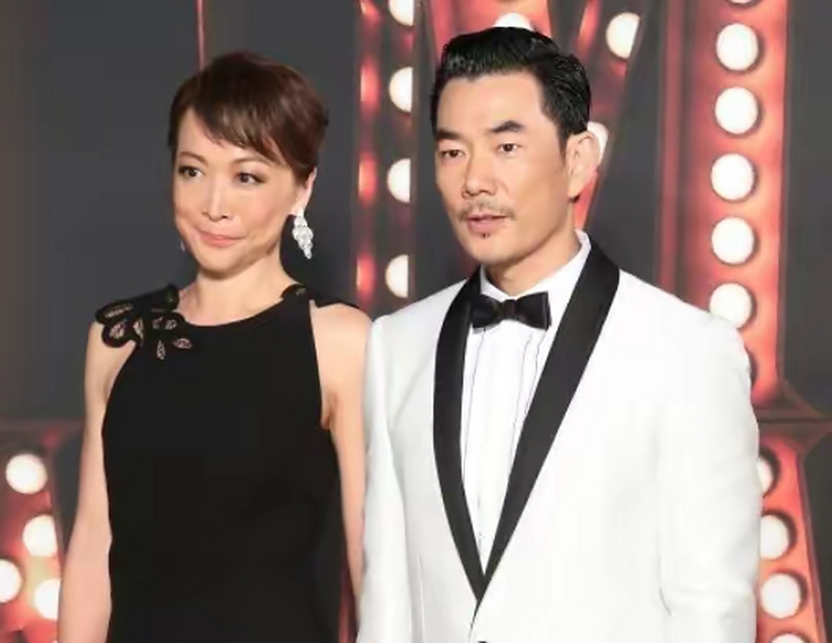 8月15日,网友在美国偶遇了任贤齐一家三口,为了送18岁的女儿rati赴美