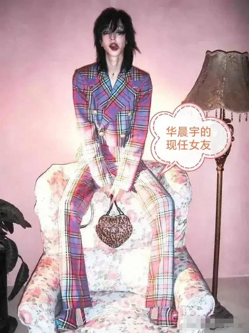 "而每个人都会成为过去,华晨宇现女友是一个"另类",风格和张完全不