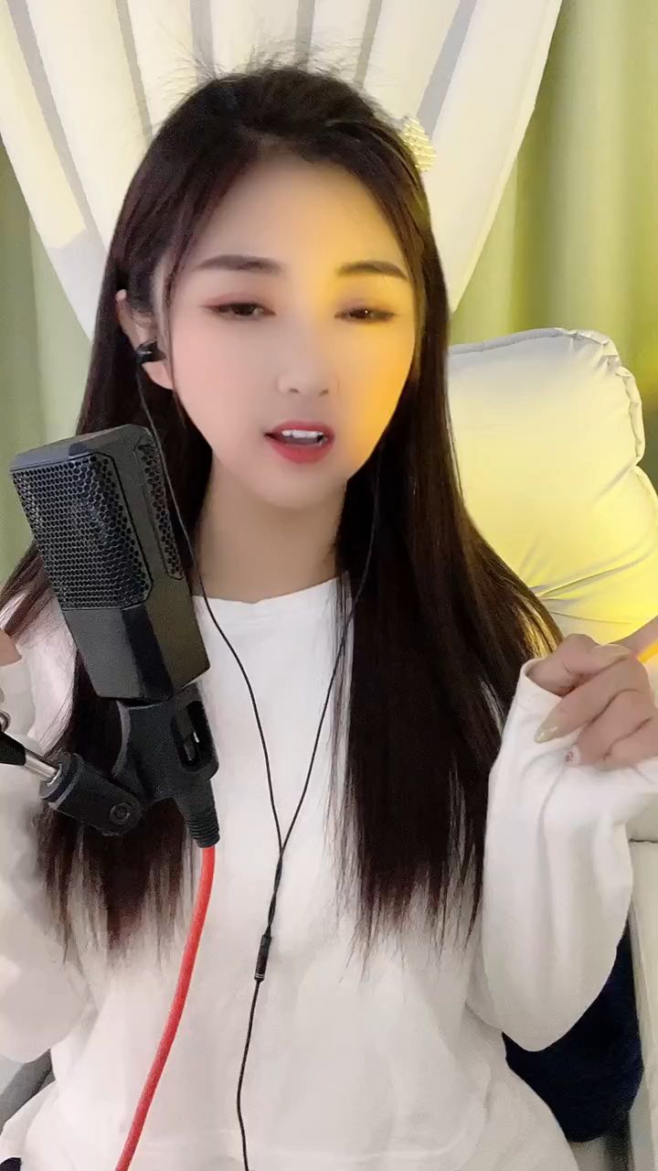 美女深情演唱歌曲《问心无愧最自在》,人美歌甜超好听