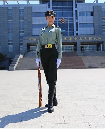 中国最美女兵门佳慧,世界名模,中华儿女多奇志,不爱红装爱武装