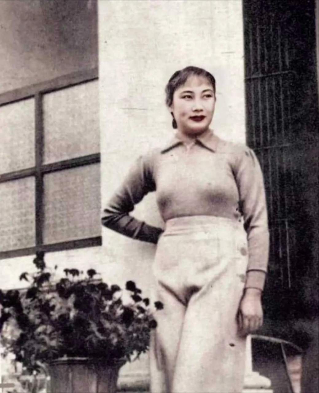 1933年,民国电影影后蝴蝶素颜留影,照片中,她珠圆玉润,身材曼妙,端庄