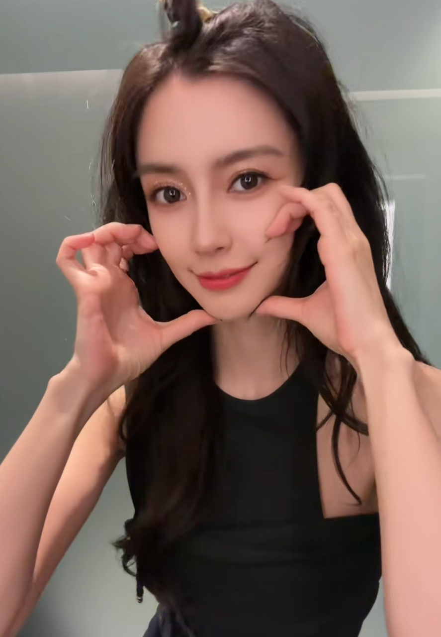 杨颖angelababy开心跳舞,加了瘦脸特效有点像网红了,不过baby的美貌