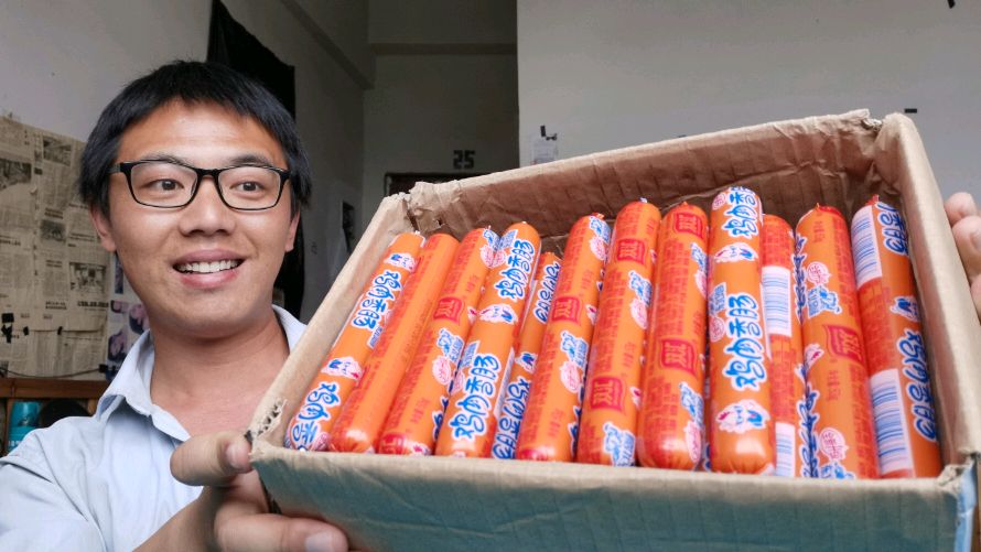 忧忧收到鸡肉肠一箱,50根香肠够猫咪吃一个月了,感谢粉丝