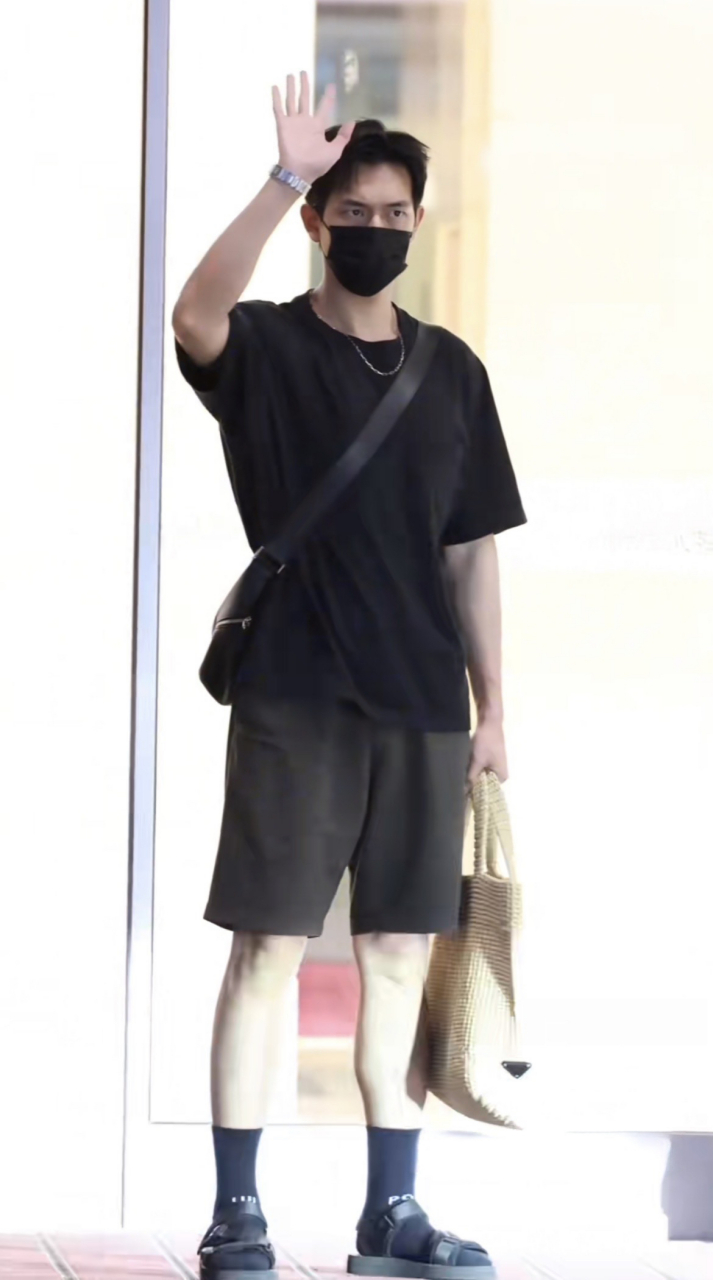 李现一如既往的凉鞋配袜子 只有他穿好看[二哈]