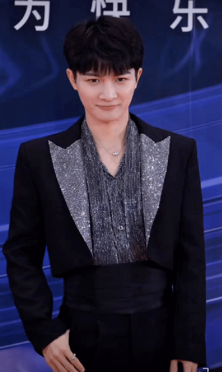 周深#  脸好小,这个腰太让人羡慕了吧!