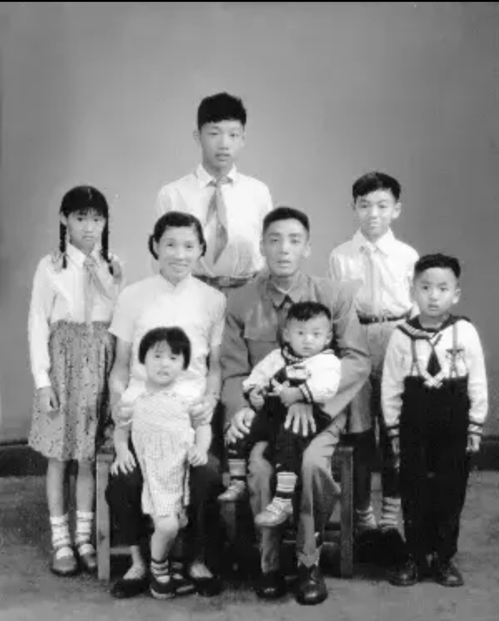 50年代,吴咏湘少将的一张全家福,当时的他因患鼻癌,刚刚从朝鲜回国