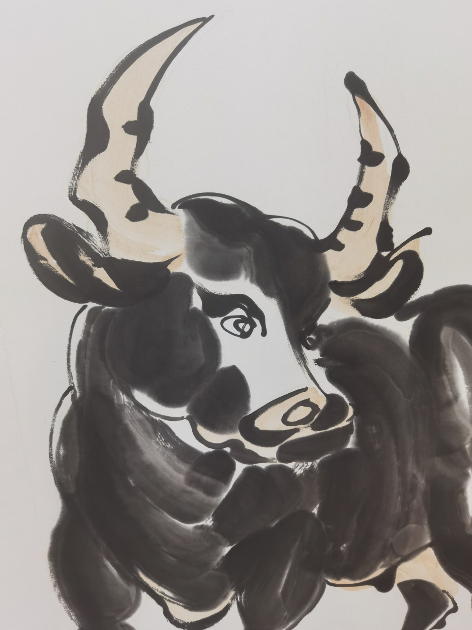 画家给牛画了人的眼睛. 见过牛的都知道,牛没有眉毛和眼白.