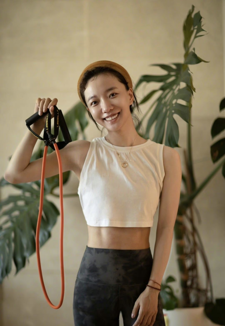 王珞丹马甲线# 王珞丹今日晒出一组健身照,好明显的马甲线啊[打call]