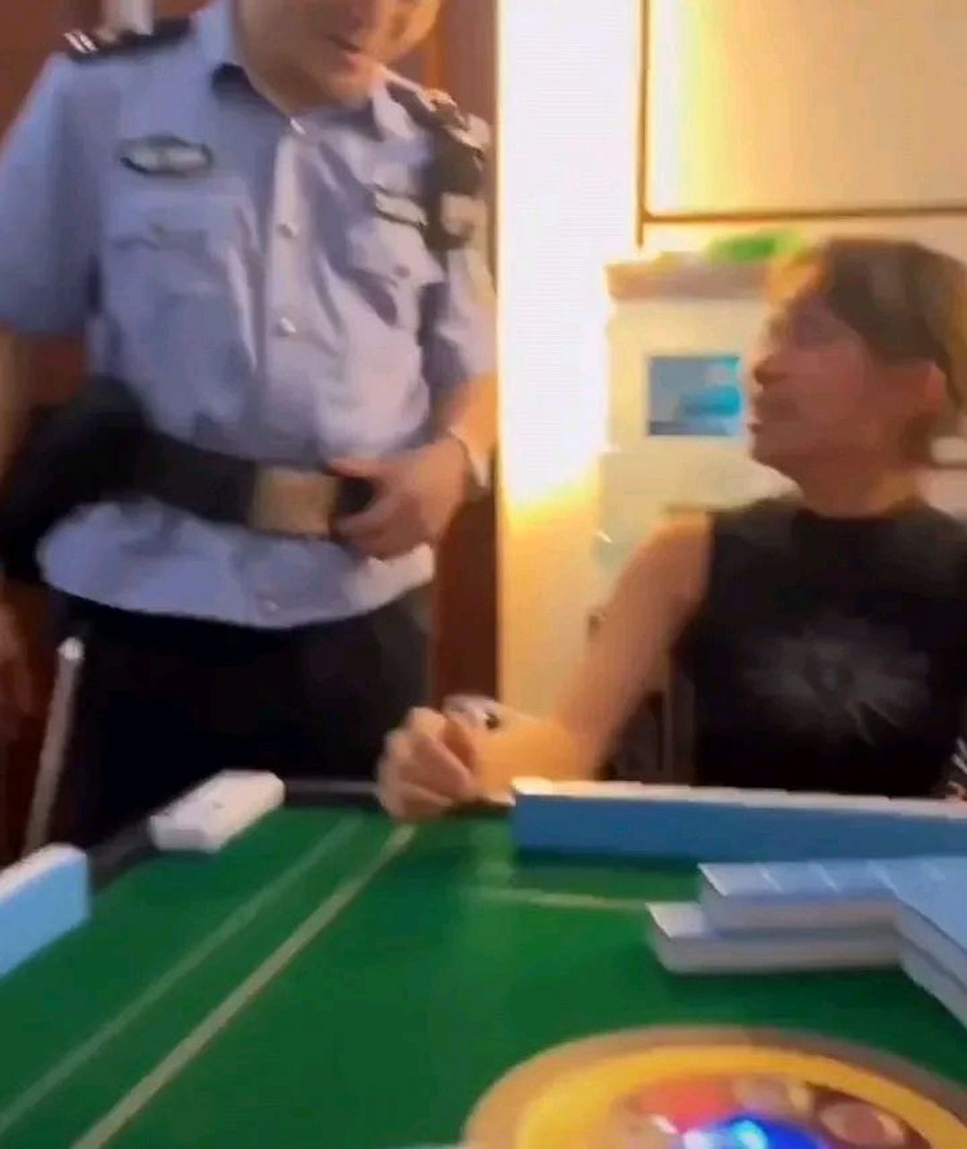 近日,在江苏,四个人一起打麻将,偶到民警查房,看到