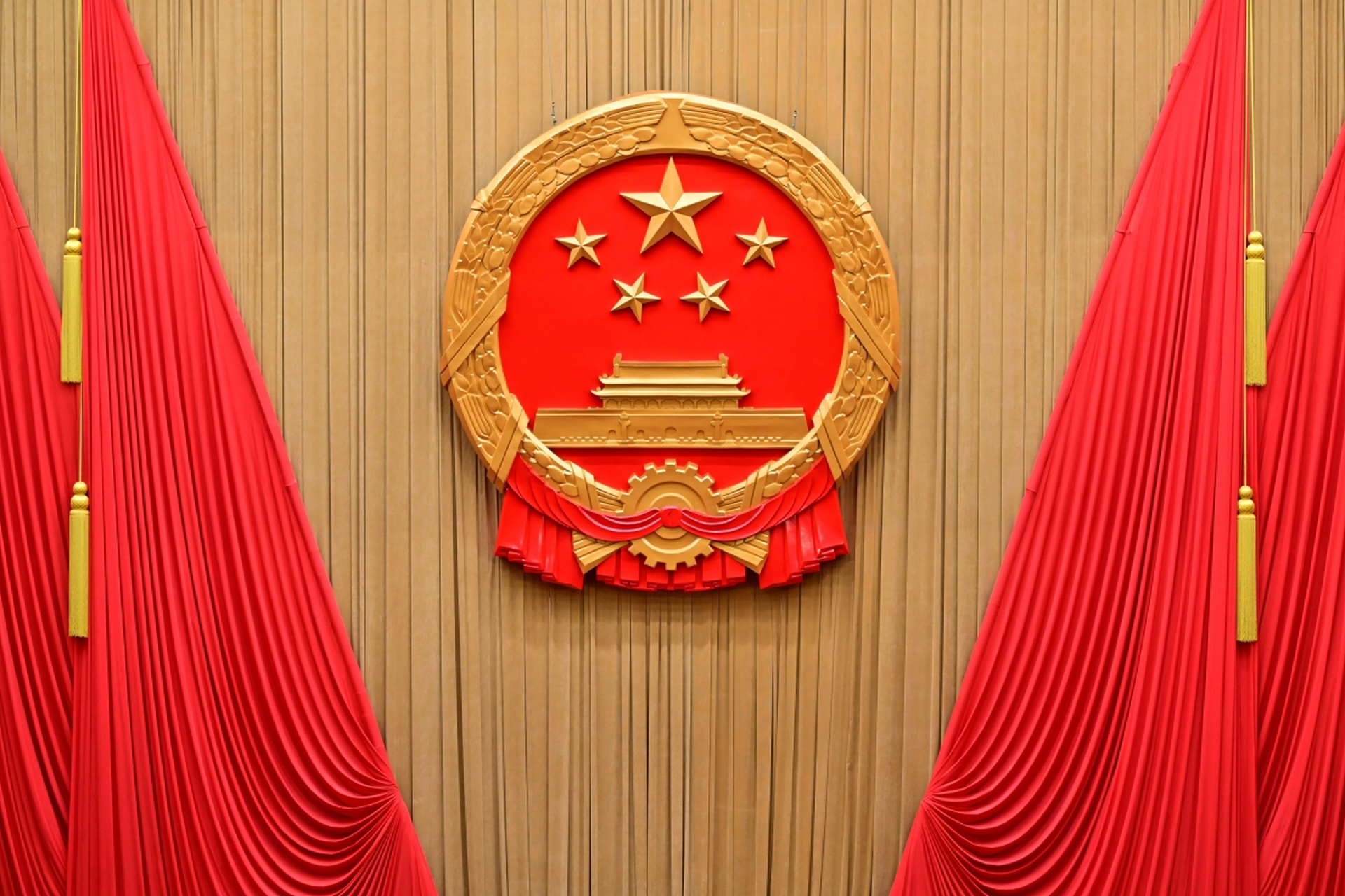 1949年,林徽因带病设计国徽,最后修改多次后被选中