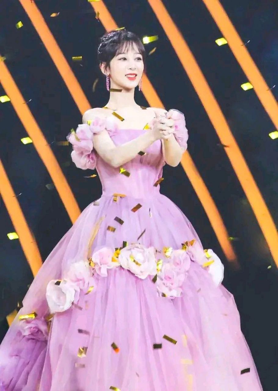 太棒了又可以看到美美的紫妹了,好期待今年杨紫的礼服造型