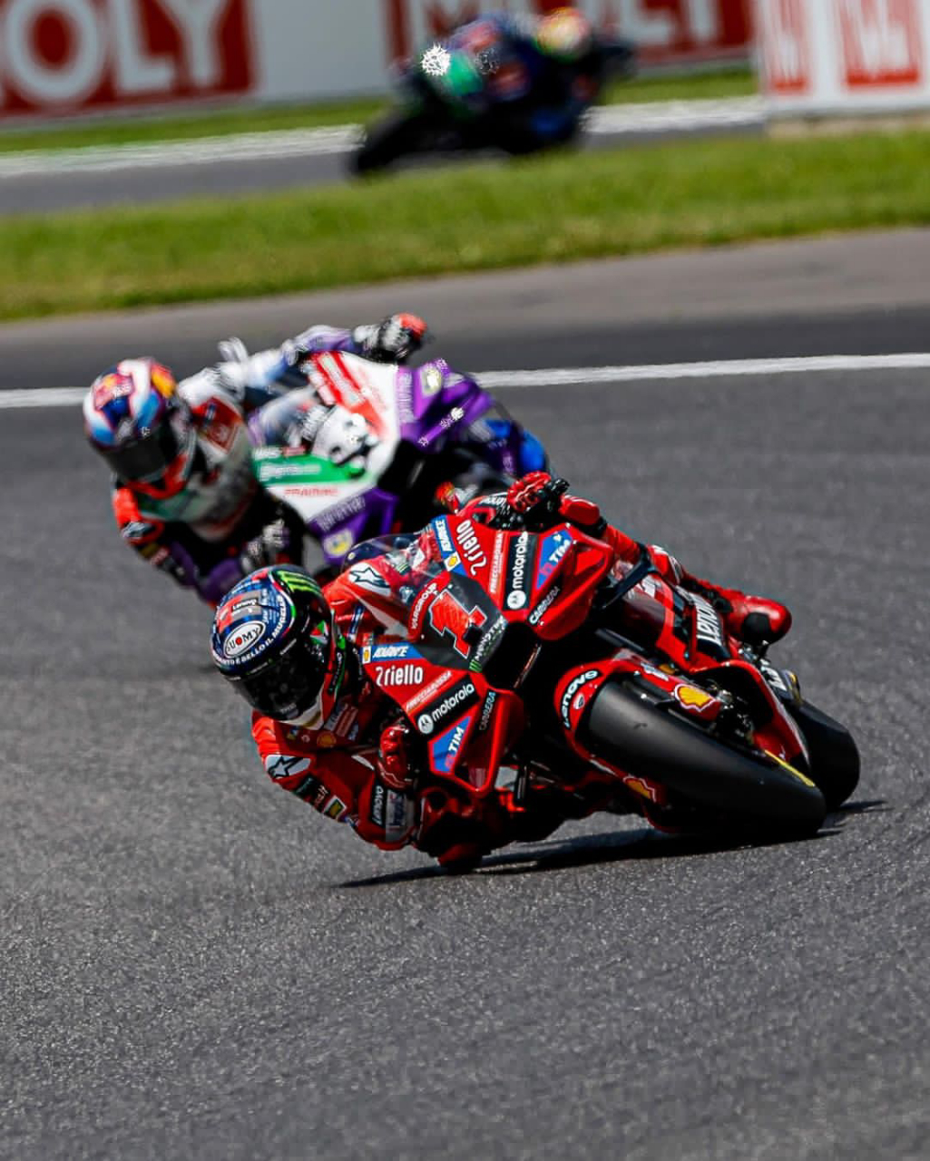 本田车队损失惨重,杜卡迪包揽领奖台.