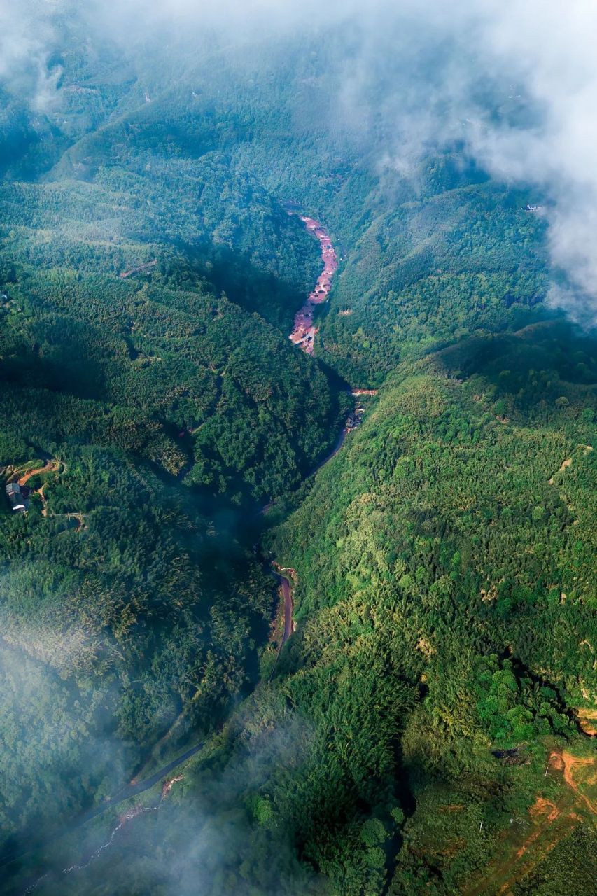 赤水河是一个神奇的存在,高出俯瞰,更能领略它的魅力与壮阔!