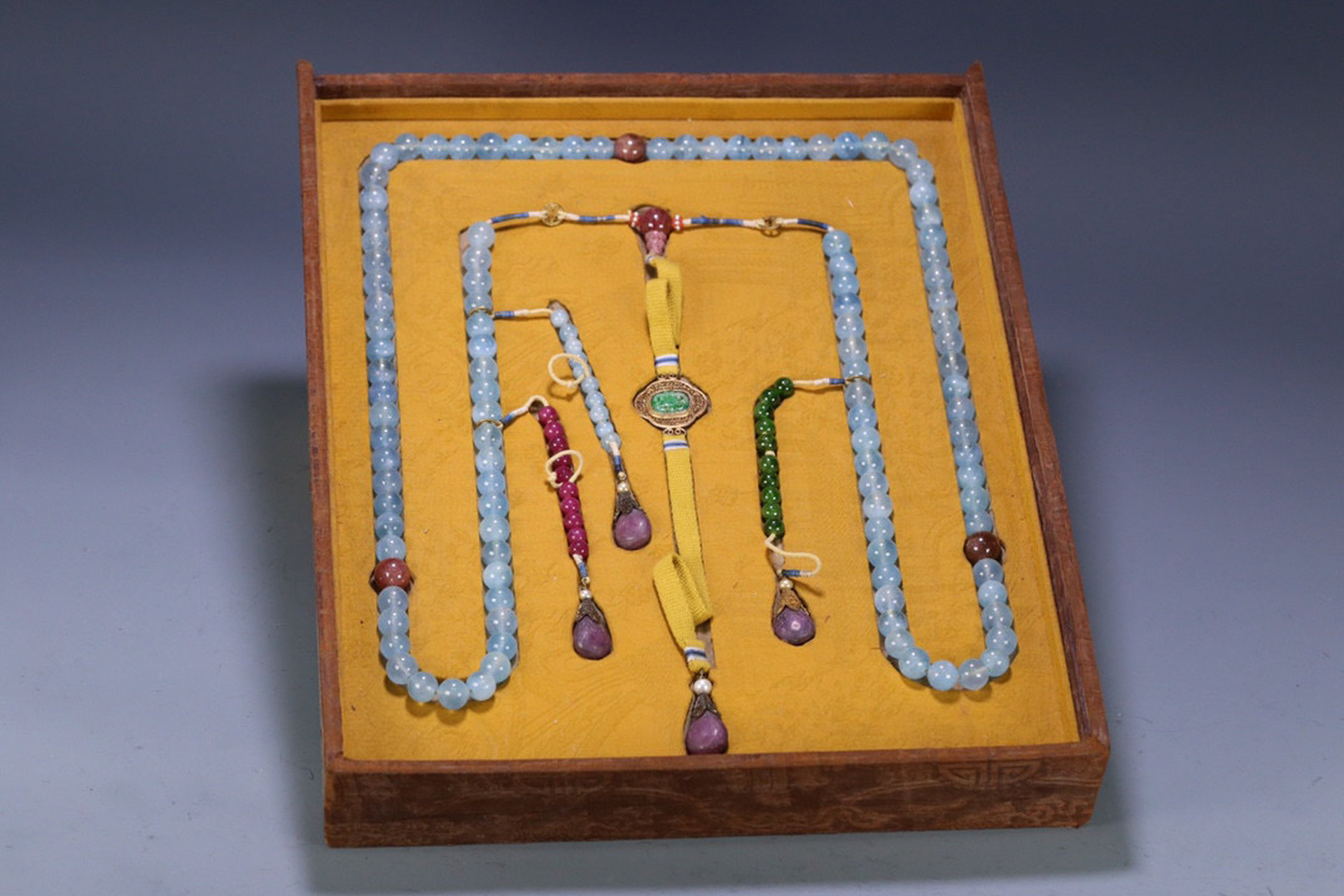 旧藏 海蓝宝朝珠一盘.尺寸1.4厘米,重418克