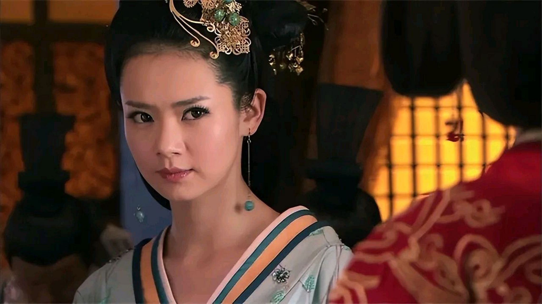 是夜,65岁窦太主突然头痛,传18岁养子董偃按揉.