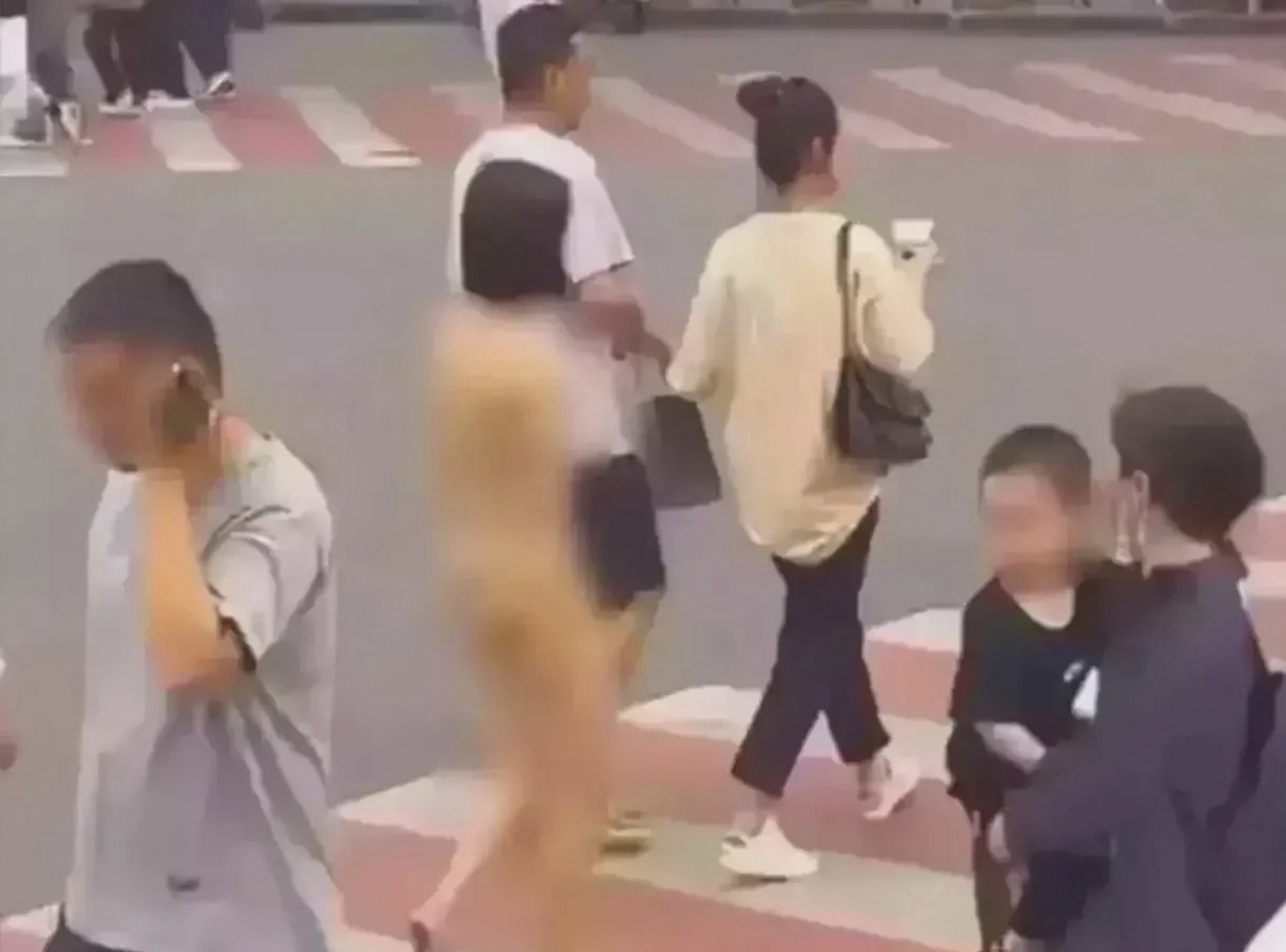 一位曼妙身姿的妙龄女子,旁若无人赤身裸体的在人群中奔走!