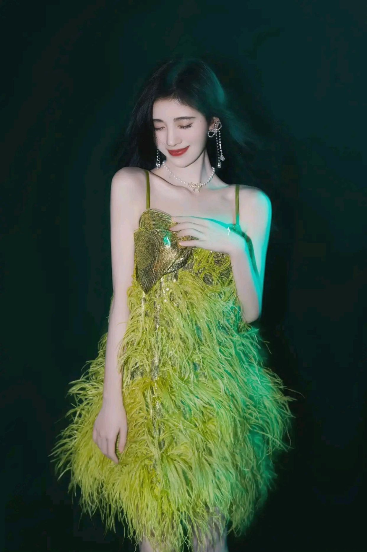 鞠婧祎身穿一袭羽毛吊带裙,尽显妙曼身材的女神