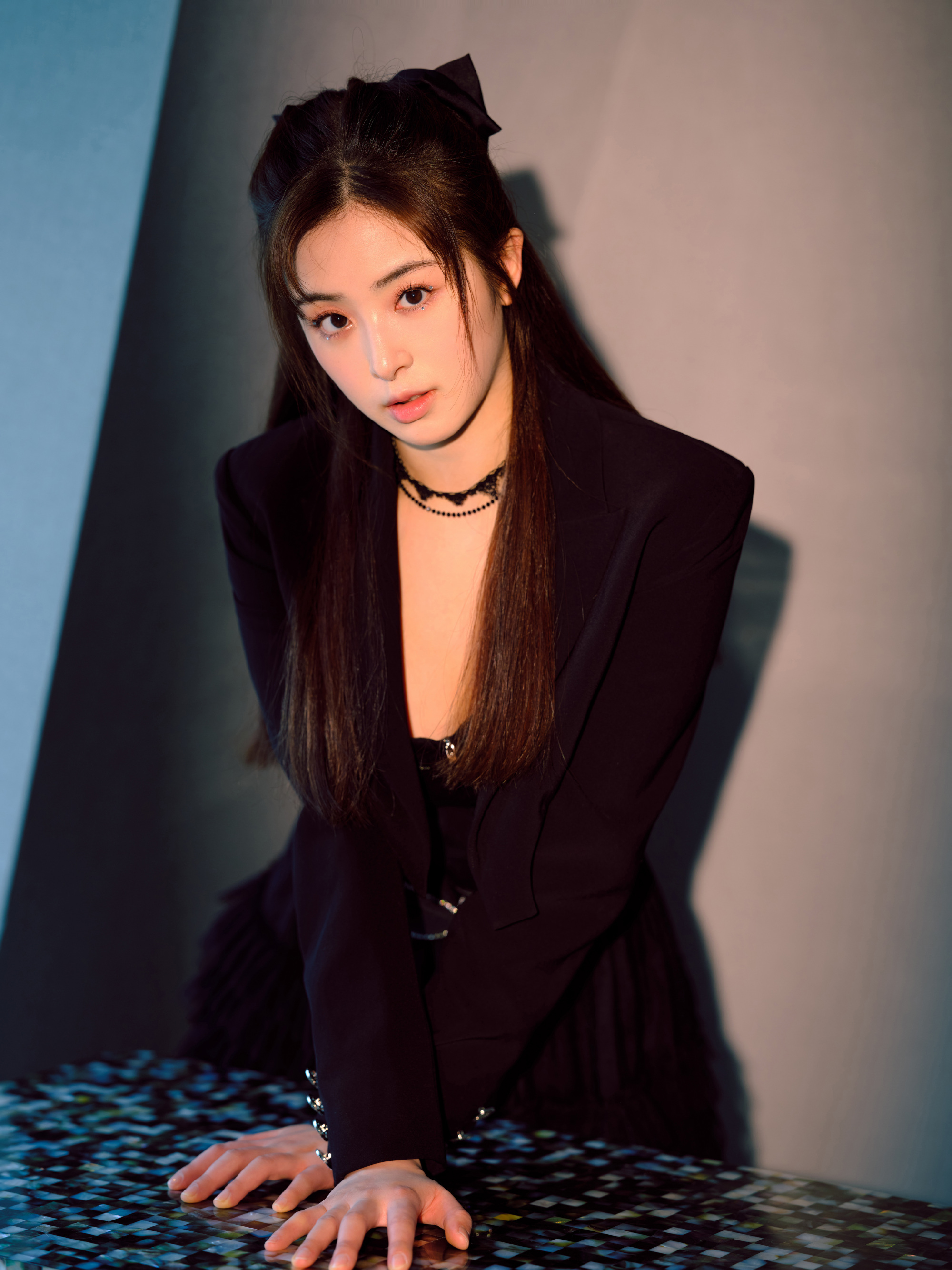 张含韵黑裙写真