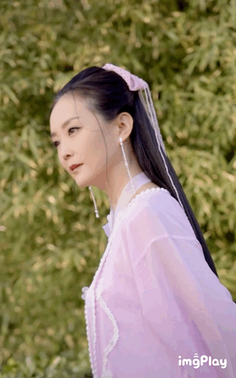 王艳还是老了,时隔20多年她再度cos白飞飞,身段依然窈窕,可脸上的沧桑