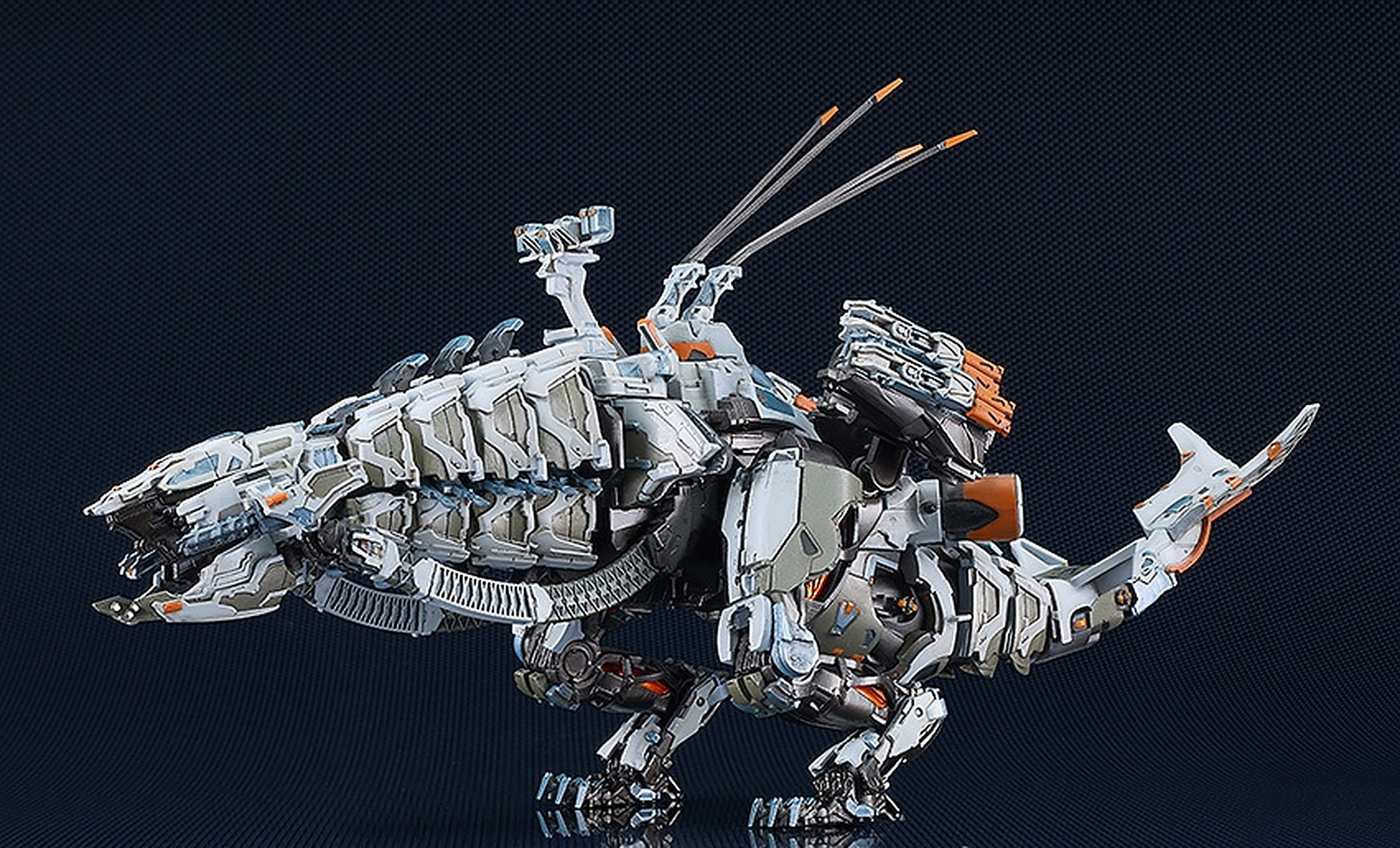 模型欣赏:gsc moderoid 地平线:西之绝境 机械兽闪电颚,全长约38厘米.