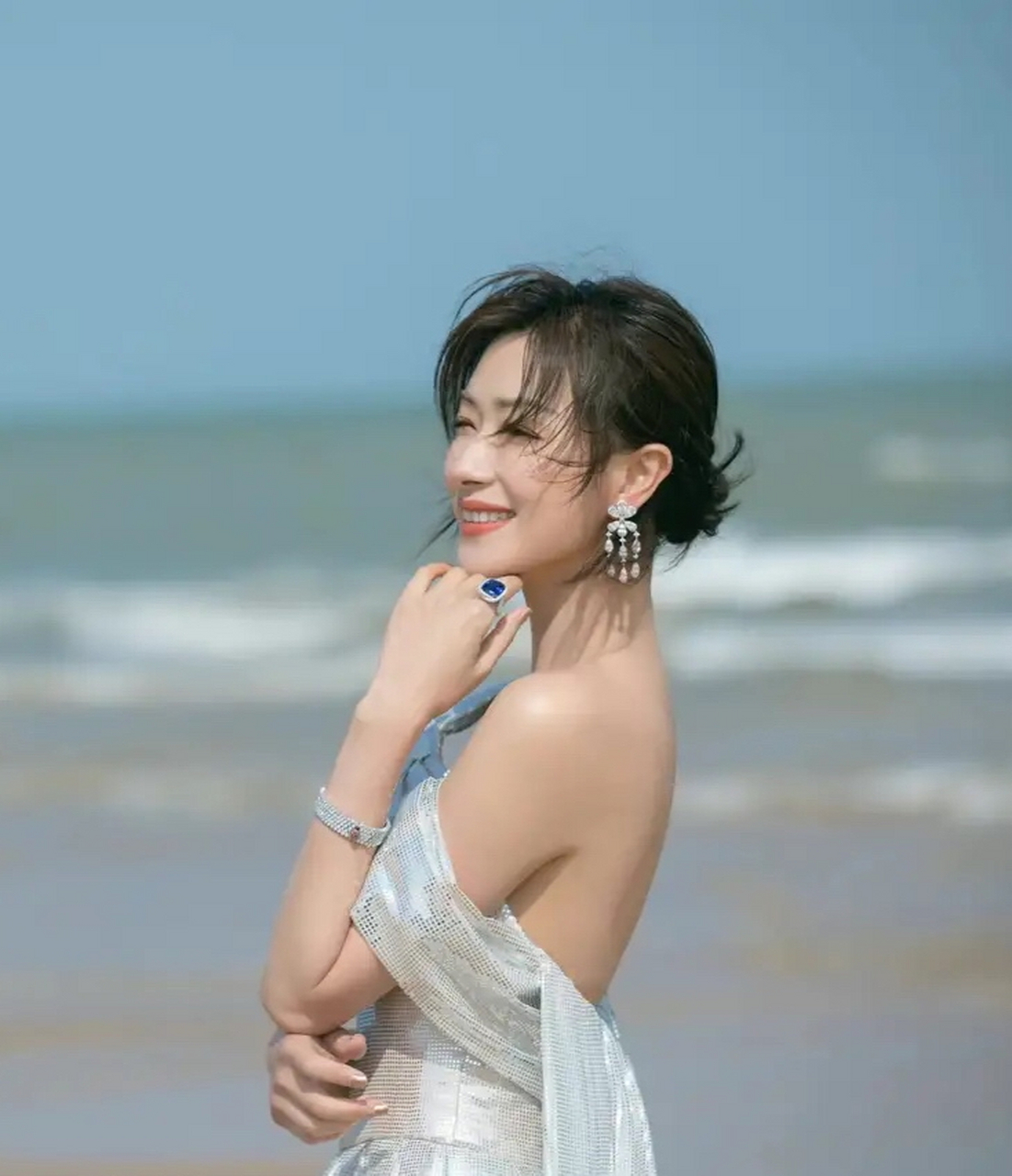 她的穿搭展现出独特的魅力,令人眼前一亮!