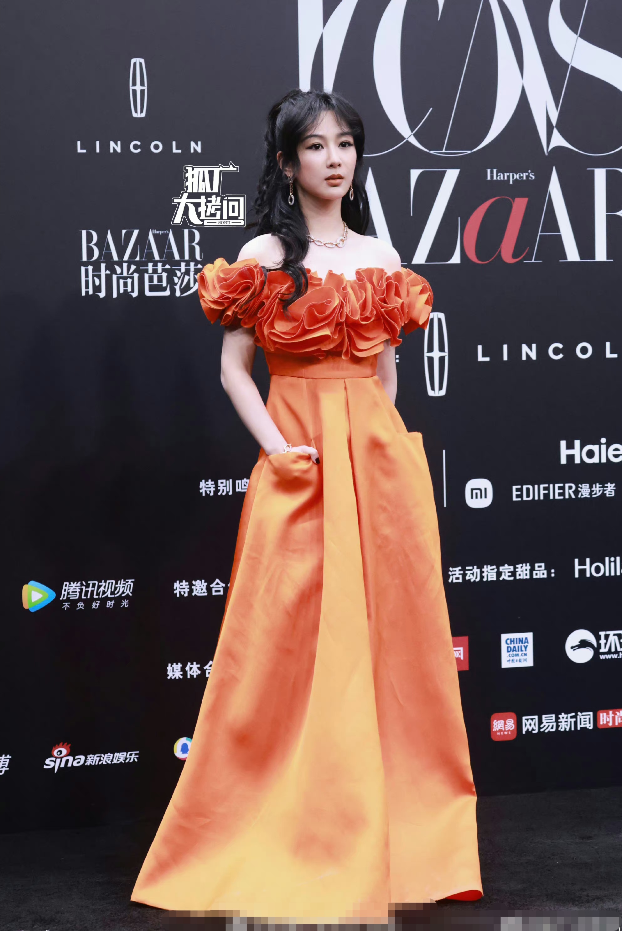 顶流女明星芭莎红毯"比美",无美颜无滤镜生图直出,谁丑谁尴尬